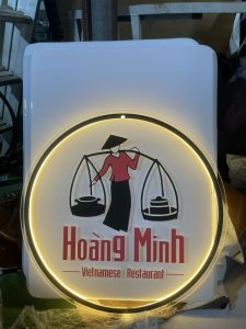 logo mica trong sang den led neon in uv