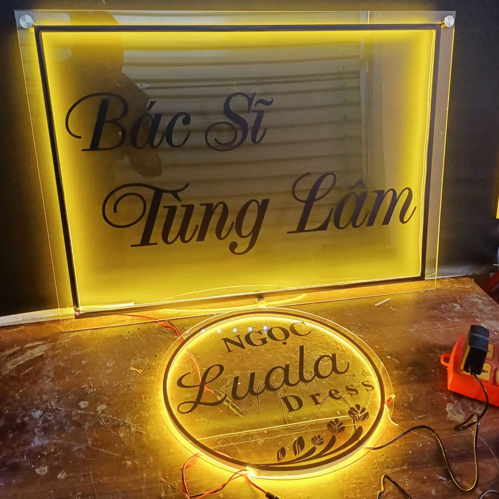 logo mica trong sang den led neon in uv